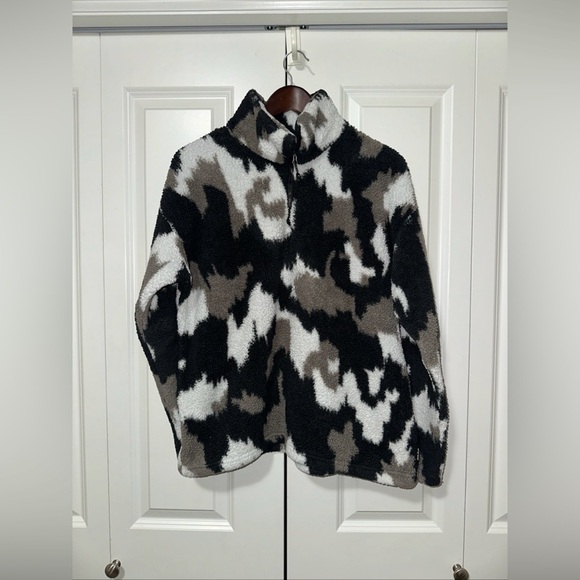 Eddie Bauer Tops - Eddie Bauer Lightweight Animal Print Longsleeve Fleece XL